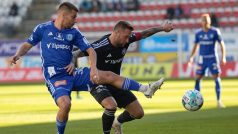 Jan Navrátil z Olomouce (vlevo) a Antonín Fantiš ze Zlína v souboji během utkání 13. kola Fortuna liga