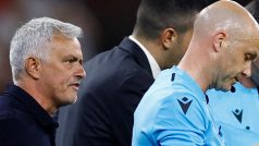 Trenér José Mourinho během konfliktu s rozhodčím Anthonym Taylorem ve finále Evropské ligy