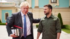 Britský premiér Boris Johnson přijel do ukrajinského Kyjeva, kde se sešel s prezidentem Volodymyrem Zelenským