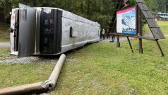 Převržený autobus ve Starých Hamrech