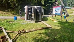 Převržený autobus ve Starých Hamrech