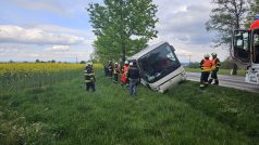 Autobus skončil v příkopě na boku opřený o strom