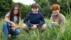 Hlavní trojice herců nové seriálové adaptace knih o Harrym Potterovi: (zleva) Arabella Stantonová (Hermiona), Dominic McLaughlin (Harry) a Alastair Stout (Ron)