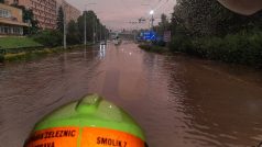 Jednotka hasičů Správy železnic z Ostravy zasahuje u pádu stromů vlivem vydatného deště.