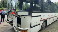 Nabouraný autobus u Zlatých Hor