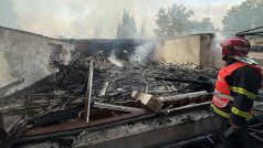 Hasiči zasahují při požáru restaurace Bílý Kámen