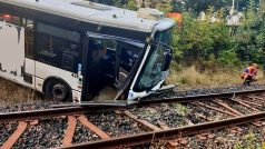 V Karlových Varech po nehodě spadl autobus z mostu do kolejiště