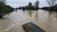 V místě soutoku řek Opavy a Odry jsou dvě zhruba padesátimetrové trhliny v hrázi