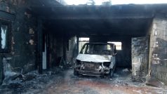 Hořet začalo v garáži, a to kvůli práci s hořlavými látkami a otevřenému ohni, konkrétně při použití plynového vařiče