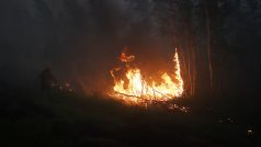 Hasič, snažící se uhasit požár v Jakutsku