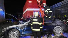 V Praze hořel vůz s elektrickým pohonem. Hasiči museli auto ponořit do velkého kontejneru s vodou.