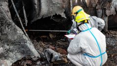 Hasiči v Hustopečích nad Bečvou odčerpávají benzen uniklý při havárii cisteren