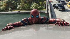 Tom Holland jako Spider-Man ve snímku Bez domova