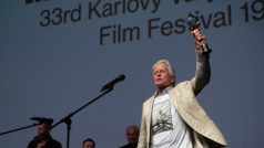 Michael Douglas už jednu cenu z karlovarského festivalu měl, během jeho druhé návštěvy mu ji ale vyměnili za její nový model, který se prý lépe drží v ruce