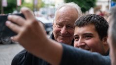 Ve Varech se přivítal s fanoušky švédský herec Stellan Skarsgard