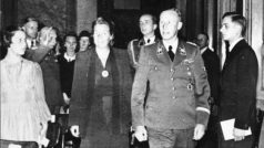 Reinhard Heydrich s manželkou Linou v Praze v květnu 1942.