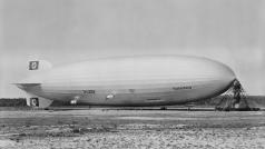 Vzducholoď Hindenburg na ploše letištní plochy v Lakehurstu v roce 1936.