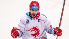 Třinecký útočník Marko Daňo se raduje z gólu ve třetím utkání finále play-off extraligy proti Hradci Králové
