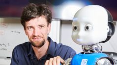 Robot iCub měří na výšku něco málo přes jeden metr a má rozměry čtyřletého dítěte