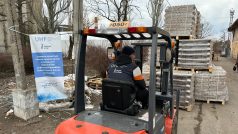 Pomoc v zdevastovaných oblastech nabízejí velké mezinárodní humanitární organizace, mezi nimi je i Člověk v tísni