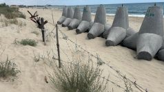 Na plážích stojí vyrovnané v řadě betonové tetrapody připravené pro případ nepřátelského výsadku a protitankové zátarasy omotané ostnatým drátem