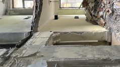 Sutiny v interiéru paláce. V troskách zemřelo minimálně 27 lidí