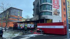 Plameny šlehaly až do výšky dvou, možná tří metrů, jak je patrné podle ohořelé fasády sousedního domu