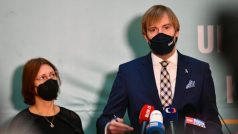 Ministr zdravotnictví Adam Vojtěch (vpravo) a náměstkyně ministra zdravotnictví Martina Koziar Vašáková (vlevo)