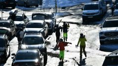 Parkoviště v horských střediscích v Krkonoších jsou plná