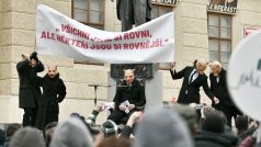 Demonstrace na Hradčanském náměstí