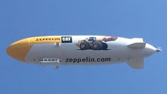 Vzducholoď Zeppelin přelétla nad hlavami Pražanů nad Náměstím Republiky.