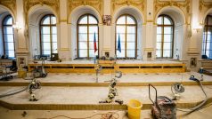 To, že tu běžně zasedá dolní komora českého parlamentu, připomíná jen obrovský zdobený lustr a státní znak