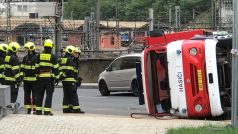 V Legerově ulici u Národního muzea v Praze se převrátilo hasičské auto jedoucí k zásahu