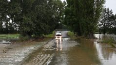 Novohradka u Březovic zaplavuje silnice