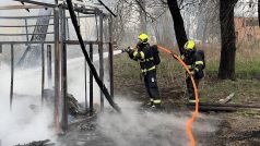 Hasiči při požáru na Císařském ostrově v Praze