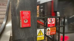 Nouzové tlačítko pro zastavení soupravy metra ve stanici Muzeum