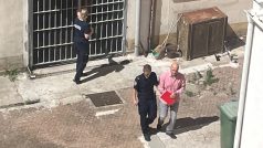 Antona Fischera přivedl z vazební věznice do budovy soudu přes dvůr objektu přímo v centru Zadaru