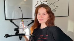 Ukrajinka Yana Rudenko držící dron během workshopu organizace DroneAid Collective