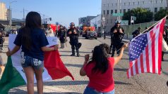 Po zátahu imigrační policie, který byl jiskrou k losangeleským protestům se střety s policií, skončilo v detenčním centru 118 migrantů