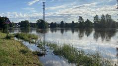 Řeka Orlice v Týništi nad Orlicí vystoupala na třetí povodňový stupeň. Fotografie ze silnice mezi Albrechticemi nad Orlicí a Týništěm nad Orlicí