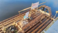Vor připluje k Rašínovu nábřeží, odkud Vltavskou štafetu dopraví kolesový parník Vltava na Kampu