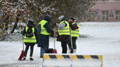 Zasněžené komunikace udržují technické správy od nočních hodin