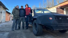 Jedná se off-road nebo jiné auto s pohonem na všechna čtyři kola, vyndají se veškeré zbytečnosti, jako jsou dveře nebo čalounění a předělají se sedadla