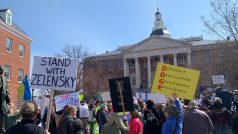 Demonstranti před marylandským Kapitolem