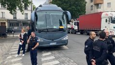 Policie hlídá u autobusu svážejícího migranty z Paříže