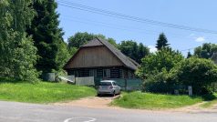 U roubeného stavení se stodolou a prostornou zahradou mě štěkáním vítají dva velcí psi. Vesnice Vejvanov leží v klidné, odlehlé oblasti Plzeňského kraje severovýchodně od Rokycan