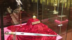 Návštěvníci mohou uvidět například věrné kopie korunovačních klenotů, rozměrné tapisérie, dobový nábytek nebo porcelán ze sbírek Pražského hradu a Svatovítského pokladu