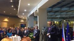 Zleva u stolu eurokomisařka Věra Jourová, premiér Andrej Babiš (ANO) a (u mikrofonu) slovenský premiér Peter Pellegrini