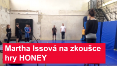 Martha Issová na zkoušce hry Honey