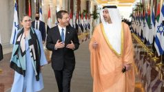 Ministr zahraničí Spojených arabských emirátů Abdullah bin Zayed Al Nahyan (vpravo) a vedle něj izraelský prezident Jicchak Herzog